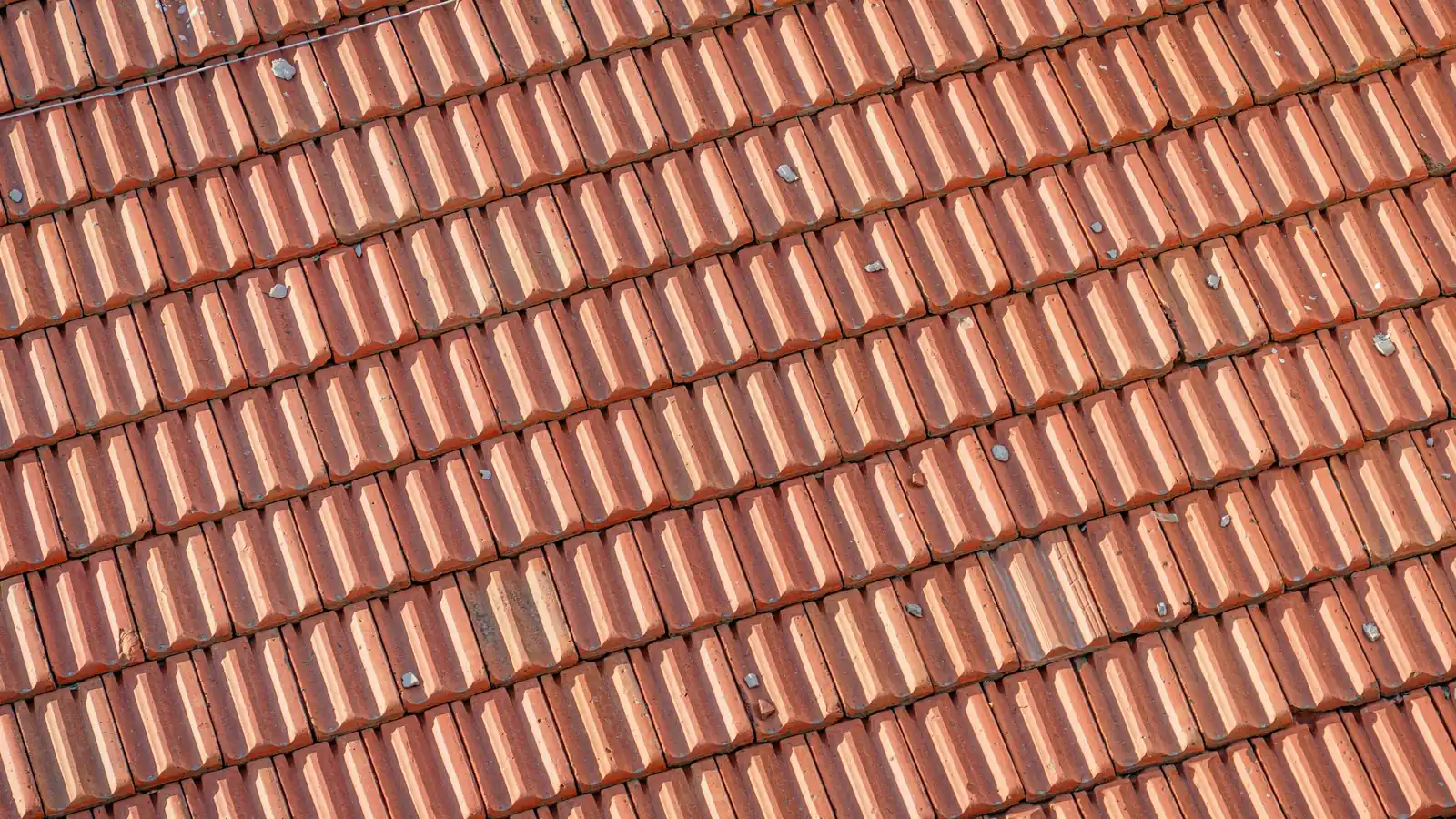 Pan de toiture en tuiles mécaniques rouges, propres et uniformes